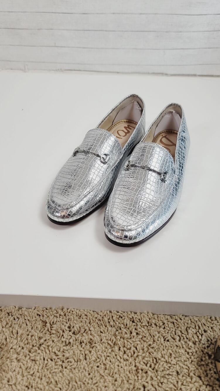SAM EDELMAN LORRAINE LOAFERS IN METALLIC EMBOSSED SILVER, SZ 7.5